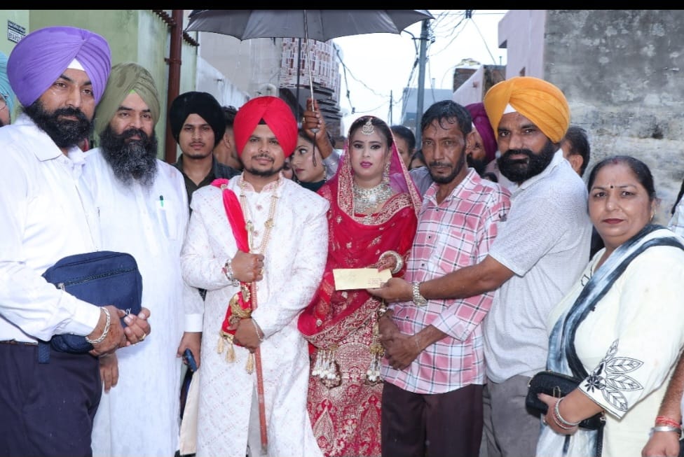 Councillor Mrs. Surinder Kaur and her husband Dharam Singh Fauji gifted Rs. 5100 on the occasion of marriage of a girl.